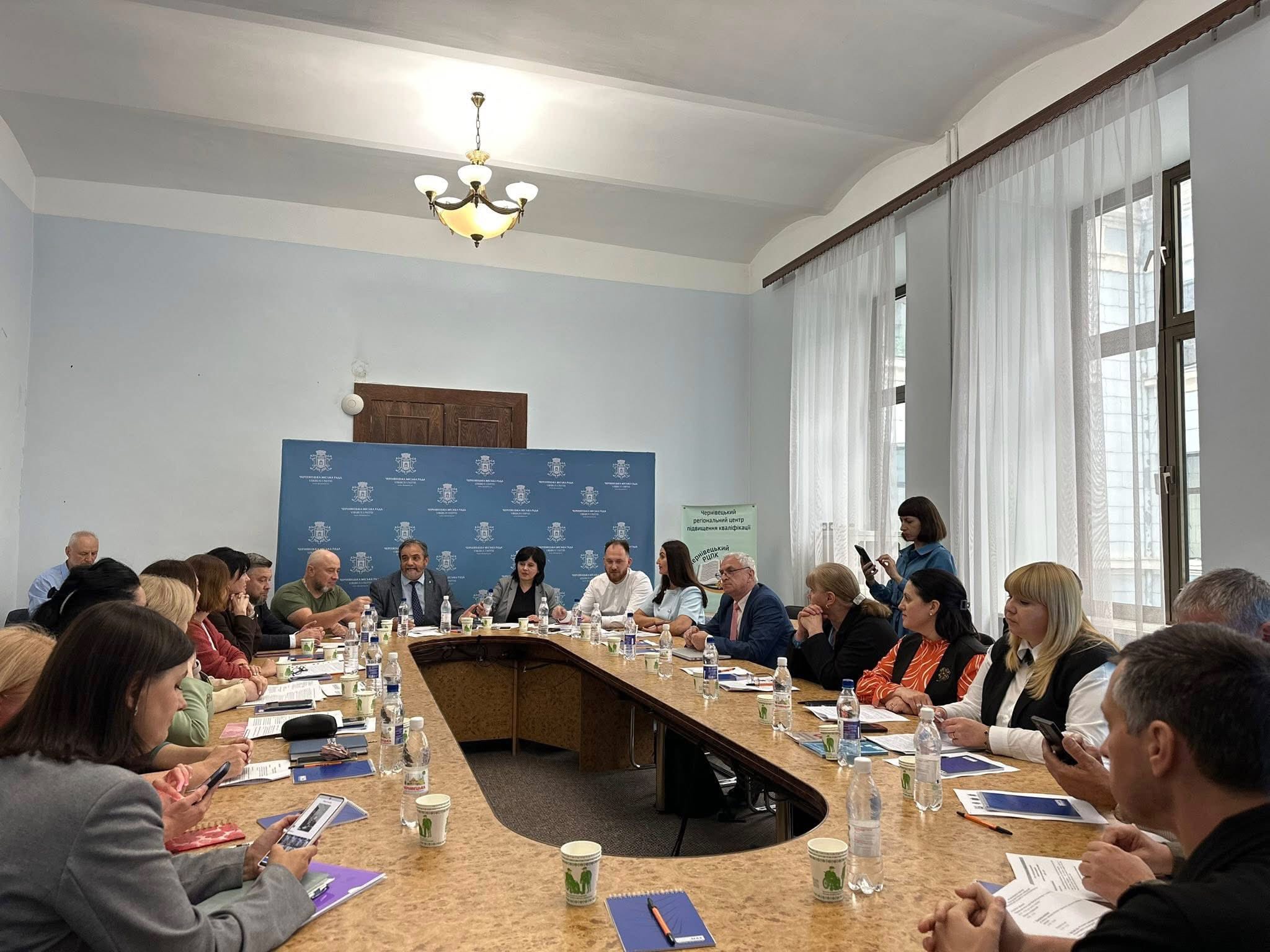 Проблеми і можливості місцевого самоврядування обговорили в Чернівцях